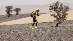 Seorang peserta ambil bagian dalam kejuaraan Marathon des Sables ke-33 tahap kedua di Gurun Sahara, selatan Maroko, Senin (9/4). Marathon yang diselenggarakan sejak 1986 ini tiap tahun diadakan di Gurun Sahara pada bulan April. (JEAN-PHILIPPE KSIAZEK/AFP)