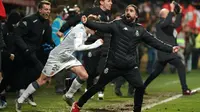 Para pemain Cultural Leonesa berlari ke lapangan usai mengalahkan Atletico Madrid di babak 32 besar Copa del Rey 2019/2020 (AFP/Cesar Manso)