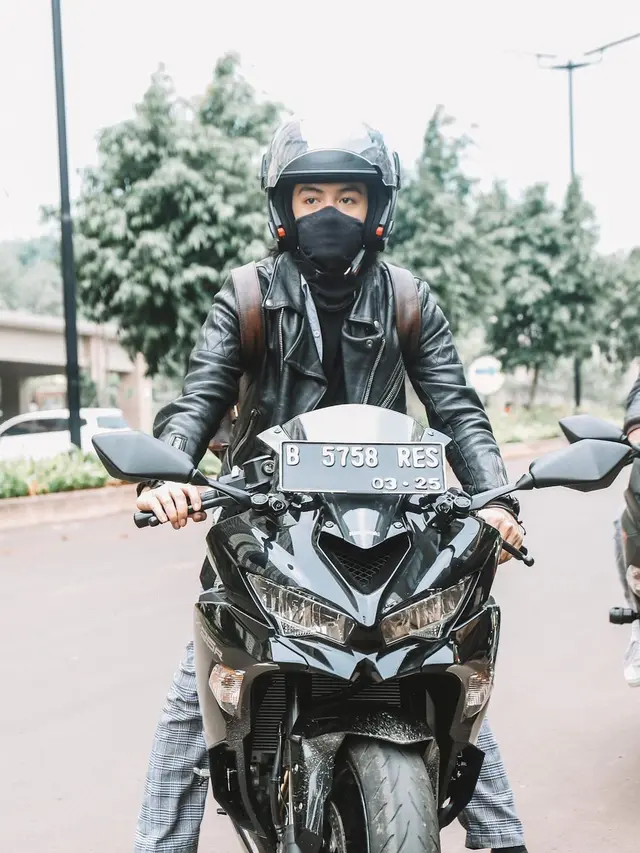 6 Gaya Angga Yunanda Jadi Ketua Geng Motor di Web Series Antares Ini Curi Perhatian
