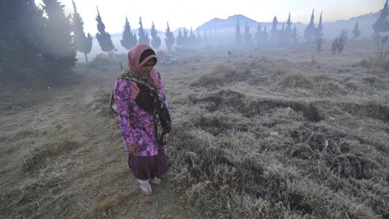 Dinginnya udara Dieng sampai embun berubah jadi es
