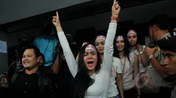 Lima perempuan cantik nan seksi saat berorasi di sidang praperadilan yang diajukan Komjen Pol Budi Gunawan di PN Jakarta Selatan, Senin (9/2/2015). (Liputan6.com/Johan Tallo)