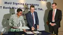 Ki-ka: Direktur Finance & Treasury Bank Mandiri, Pahala N Mansury, Managing Director KfW IPEX-Bank Christian Bevc dan Vice President KfW IPEX-Bank Jens-Oliver Schuenzel saat penandatanganan MoU di Jakarta, Rabu (20/4). (Liputan6.com/Angga Yuniar)