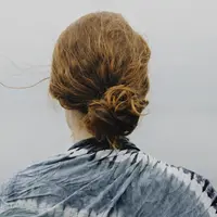 Ilustrasi gaya rambut twisted bun. (Unsplash.com)