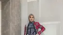 Kombinasi apik outer batik warna magenta dan purple songket corset, menciptakan look yang fresh dan playful pada penampilan  Salma Salsabil. [@salmasalsabil12]