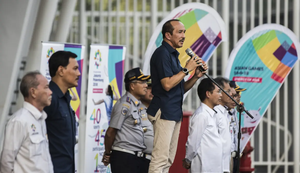 Sekjen INASGOC, Eris Herryanto, memberi arahan saat apel besar persiapan Asian Games di sekitar SUGBK, Jakarta, Senin (4/6/2018). Pembukaan Asian Games XVII Jakarta-Palembang akan digelar pada 18 Agustus 2018 mendatang. (Bola.com/Vitalis Yogi Trisna)