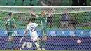 Nasib sial dialami oleh bek Timnas Irlandia Utara, Jonny Evans (kiri), yang mencetak gol bunuh diri pada menit ke-17 dalam pertandingan kualifikasi Euro 2024 melawan Slovenia di Stozice stadium, Ljubljana, Slovenia, Jumat (8/9/2023). (AP Photo/Darko Bandic)