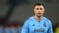 Kiper Timnas Argentina, Emiliano Martinez menjalani latihan di Stadion Utama Gelora Bung Karno (SUGBK) hari Minggu (18/06/2023). (Bagaskara Lazuardi/Bola.com)