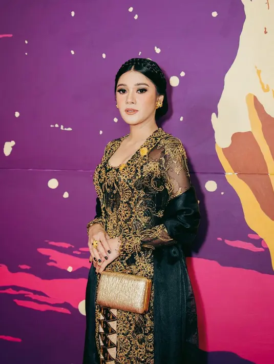 Kebaya rancangan Didiet Maulana tersebut dilengkapi dengan selendang buga mawar yang menambah aksen setiap kali ia bergerak [@naymirdad]