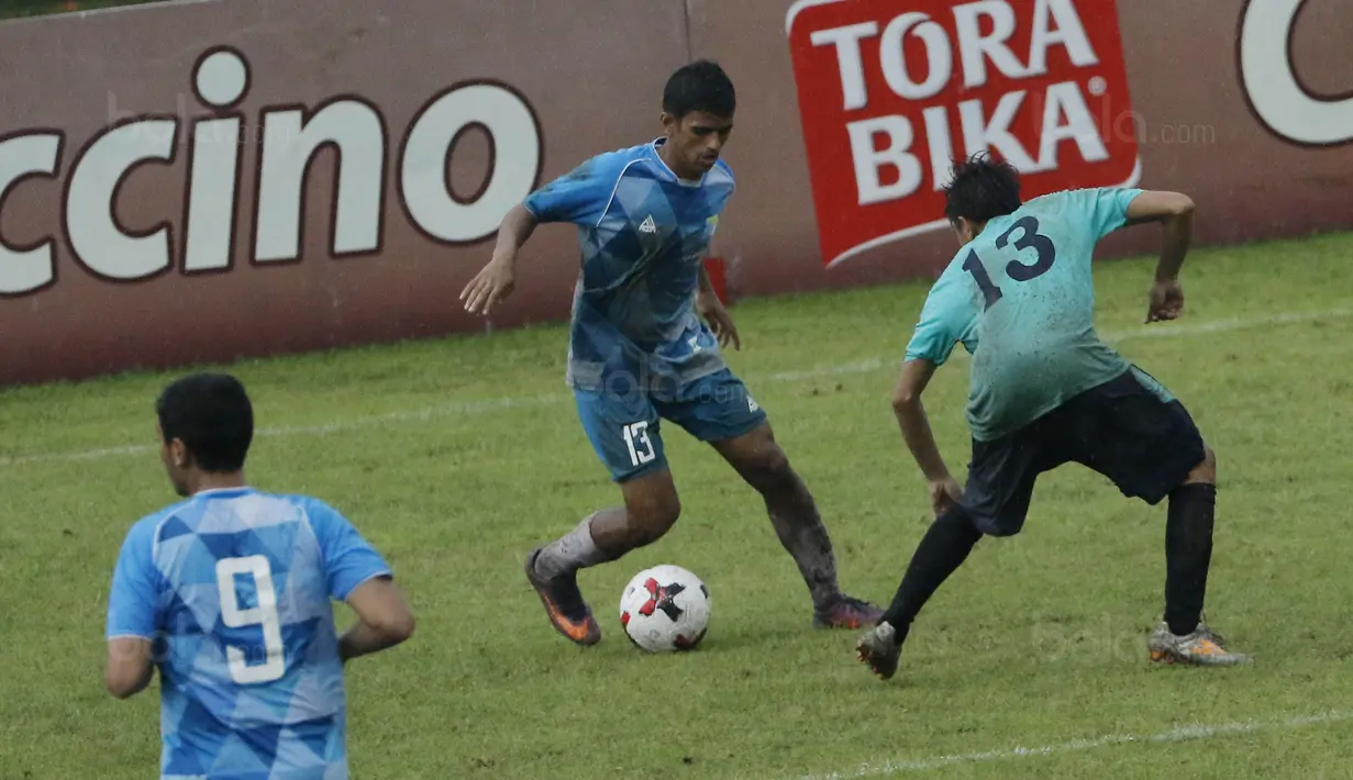 Pemain STIE Perbanas, Mubarak, berusaha melewati pemain UM pada laga Torabika Cup 2017 di Stadion Cakrawala, Malang, Rabu (22/11/2017). STIE Perbanas kalah 0-3 dari UM. (Bola.com/M Iqbal Ichsan)