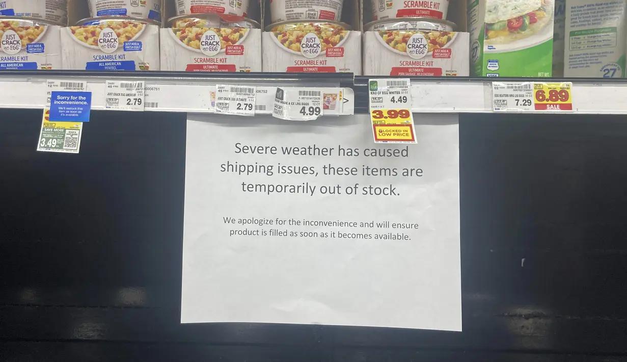 Kertas di bagian telur bertuliskan beberapa barang tidak tersedia karena cuaca buruk di department store Fred Meyer di Anchorage, Alaska, Selasa (11/1/2022). Supermarket di AS tengah kekurangan produk bahan makanan karena tingginya penyebaran varian omicron dan cuaca buruk. (AP Photo/Mark Thiessen)
