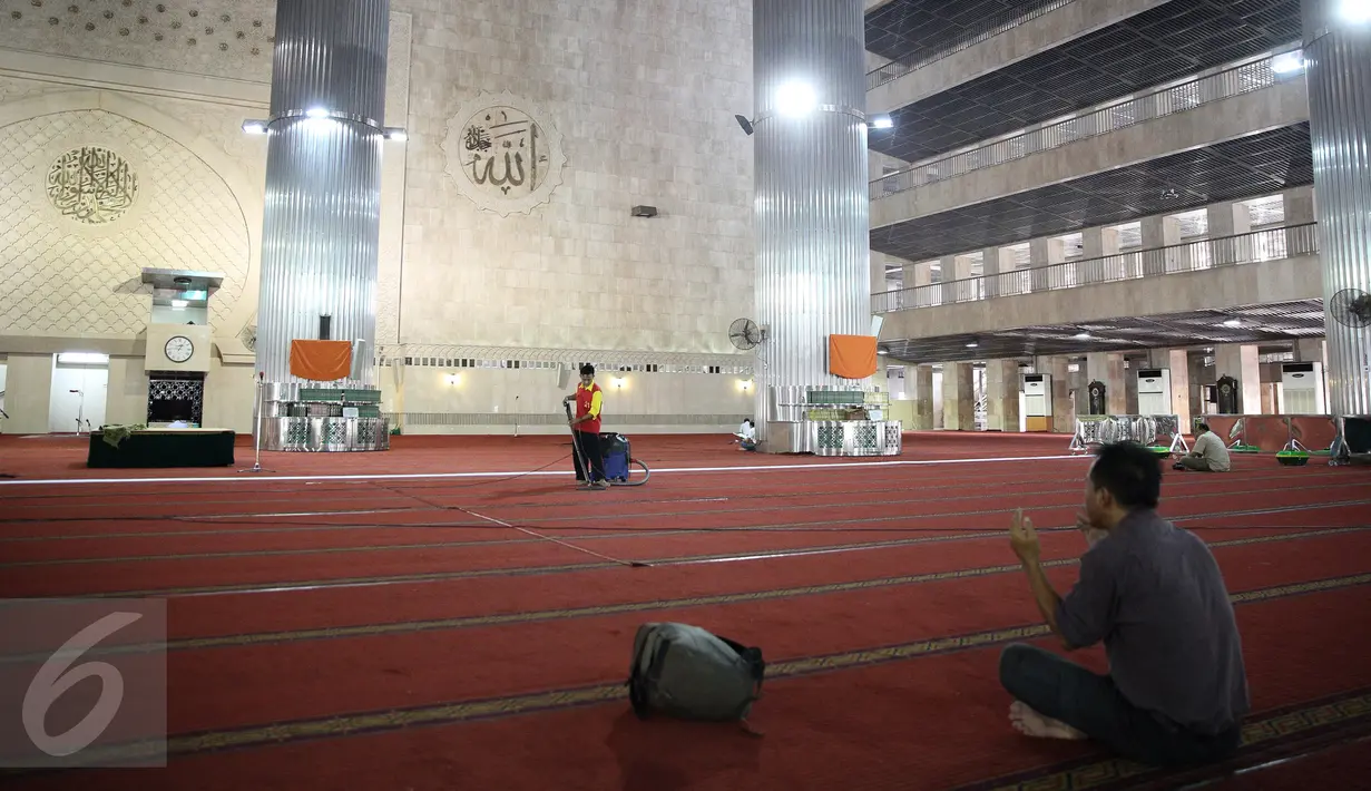 Pekerja sedang membersihkan karpet untuk penyelenggaraan Shalat Idul Adha di Masjid Istiqlal, Jakarta, Rabu (23/9/2015). Pemerintah menetapkan Idul Adha 10 Zulhijah 1436 Hijriah pada Kamis 24 September 2015. (Liputan6.com/Faizal Fanani)