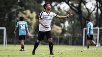 Pelatih Persita Tangerang, Widodo C Putro, memberikan instruksi saat latihan di Lapangan SPH Karawaci, Tangerang, Rabu (29/1). Latihan ini merupakan persiapan jelang Liga 1 Indonesia 2020. (Bola.com/Vitalis Yogi Trisna)