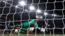 Pemain Paris Saint-Germain, Marco Verratti, mencetak gol ke gawangnya sendiri saat melawan Arsenal pada pertandingan kelima Grup A Liga Champions di Stadion Emirates, Rabu (23/11/2016). (Reuters/Stefan Wermuth)