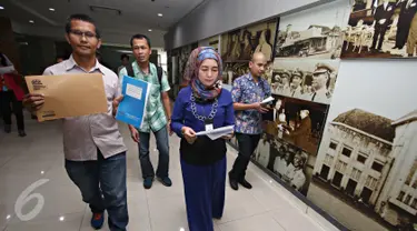 Divisi Investigasi ICW Febri Hendri (kiri) saat melaporkan kasus dugaan potensi konflik kepentingan dan pelanggaran etik  yang dilakukan Kepala BPK Perwakilan DKI Jakarta berinisial EDN di Gedung BPK, Jakarta, Rabu (11/11) (Liputan6.com/Immanuel Antonius)