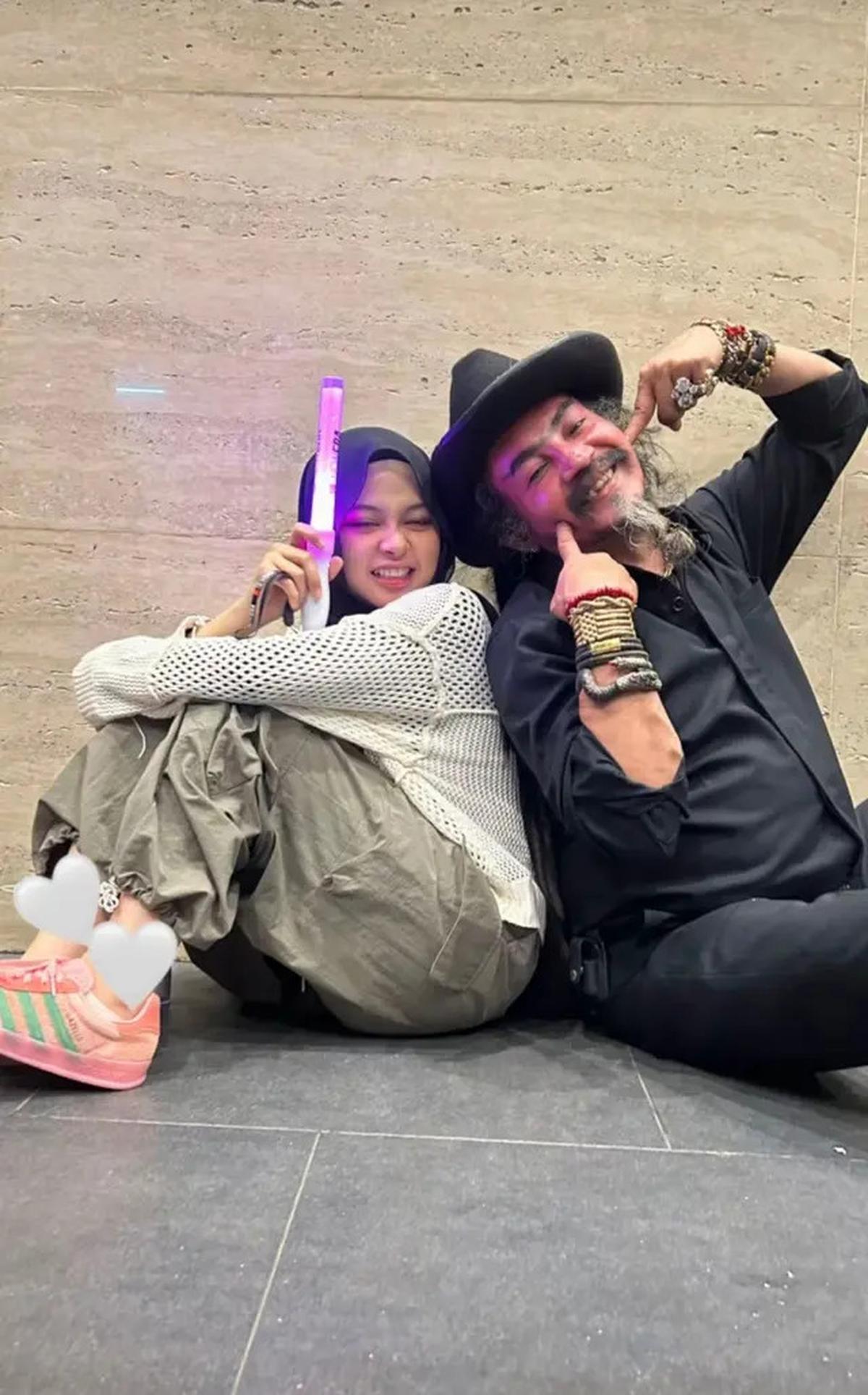 7 Potret Limbad dan Anak Kompak Nonton Konser JKT48, Girang Jadi Wota