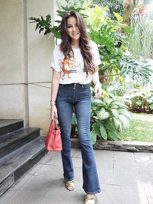 Tampilan badai hot mom Olla Ramlan dengan mix  and match  