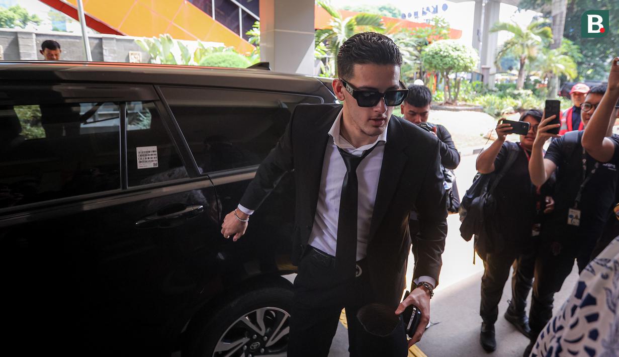 <p>Pemain naturalisasi Indonesia, Justin Hubner mendatangi Kantor Wilayah Kementerian Hukum dan HAM (Kanwil Kemenkumham), Jakarta Timur untuk pengambilan sumpah WNI pada Rabu (06/12/2023). (Bola.com/Bagaskara Lazuardi)</p>