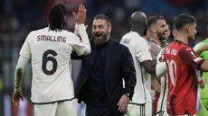 Pelatih AS Roma, Daniele De Rossi, bersama Smalling  merayakan kemenangan atas AC Milan pada laga Perempat final Liga Europa di Stadion San Siro, Jumat (12/4/2024). AS Roma menang dengan skor 1-0. (AP Photo/Antonio Calanni)