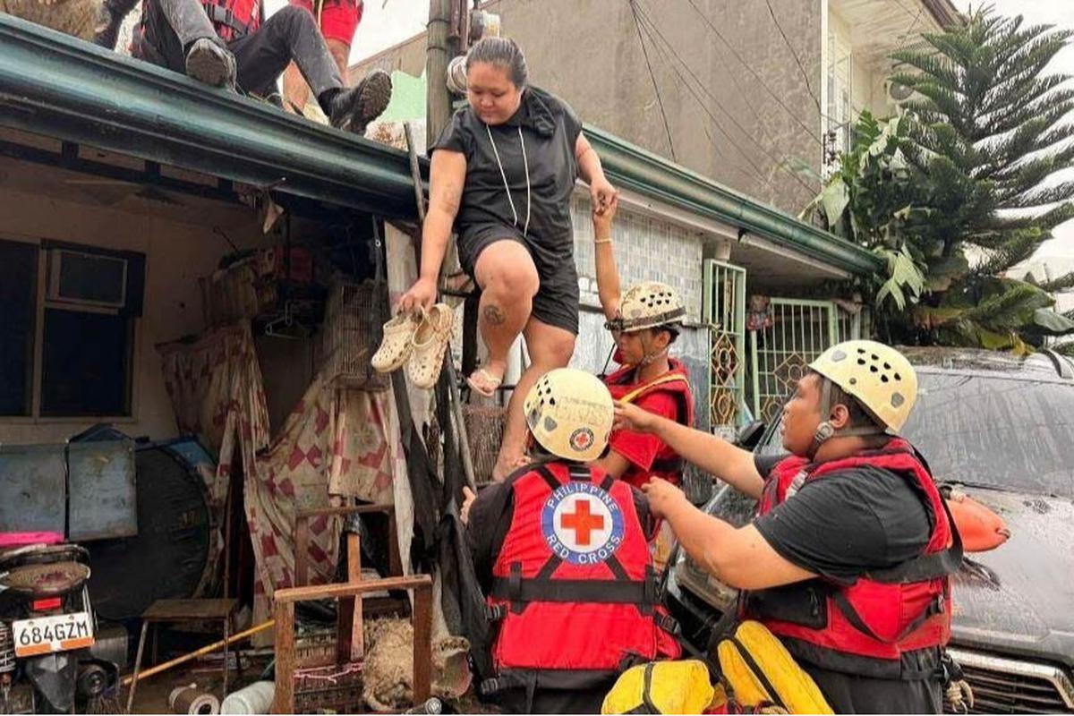 FOTO: Terjangan Topan Kalmaegi, Mobil-Mobil di Cebu Bertumpuk Seperti Mainan