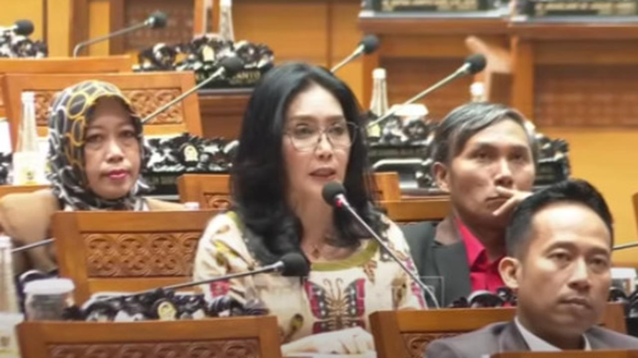 Rieke 'Oneng' Interupsi di Paripurna