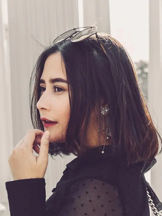 Dan yang lebih mengejutkan, Prilly belum siap untuk menikah. Mengingat usianya yang saat ini baru 21 tahun dan masih banyak yang ingin ialakukan, terutama dalam kariernya. (Instagram/prillylatuconsina96)