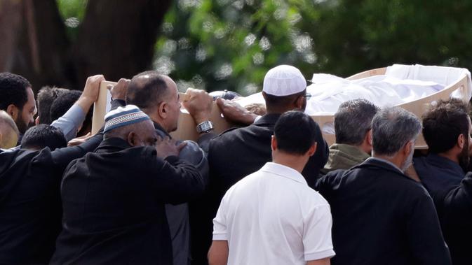 Pelayat membawa jenazah korban penembakan masjid untuk dimakamkan di Memorial Park Cemetery, Christchurch, Selandia Baru, Rabu (20/3). Pemakaman korban penembakan masjid akan dilakukan secara bertahap. (AP Photo/Mark Baker)