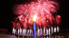 Pesta kembang api yang menjadi latar kaldron api SEA Games menghiasi langit Singapura pada saat Pembukaan SEA Games 2015 di Stadion Nasional Singapura. Jumat (5/6). (Bola.com/Arief Bagus)