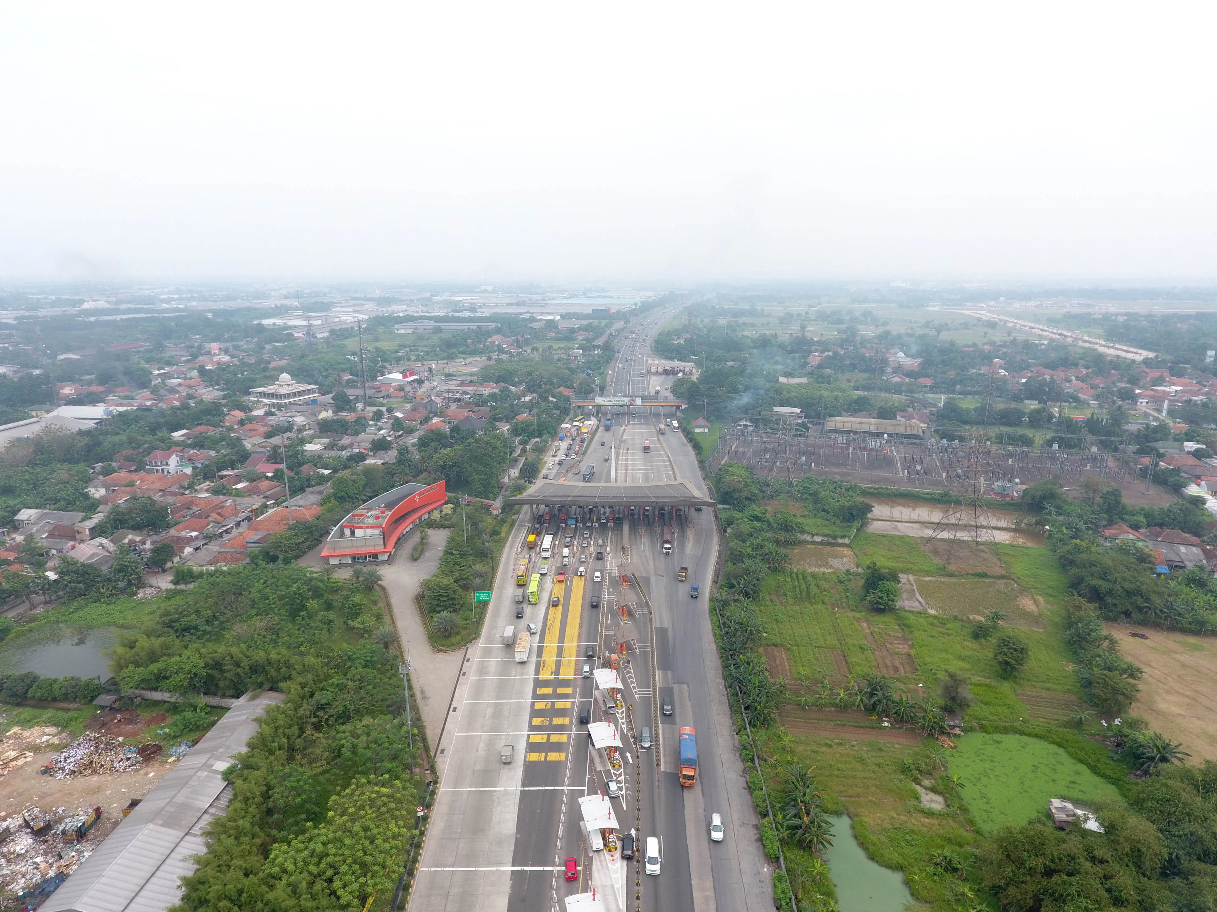 Suvarna Sutera berlokasi di daerah Pasar Kemis, Tangerang, Banten atau 500 meter dari pintu keluar tol Jakarta-Merak KM 31,5.