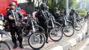 Aparat kepolisian bersenjata lengkap mengamankan Parade Asian Games 2018 di Jalan Thamrin, Jakarta, Minggu (13/5). Sejumlah pejabat negara hadir seperti Wakil Presiden RI Jusuf Kalla dan Gubernur DKI Jakarta Anies Baswedan.  (Liputan6.com/Arya Manggala)