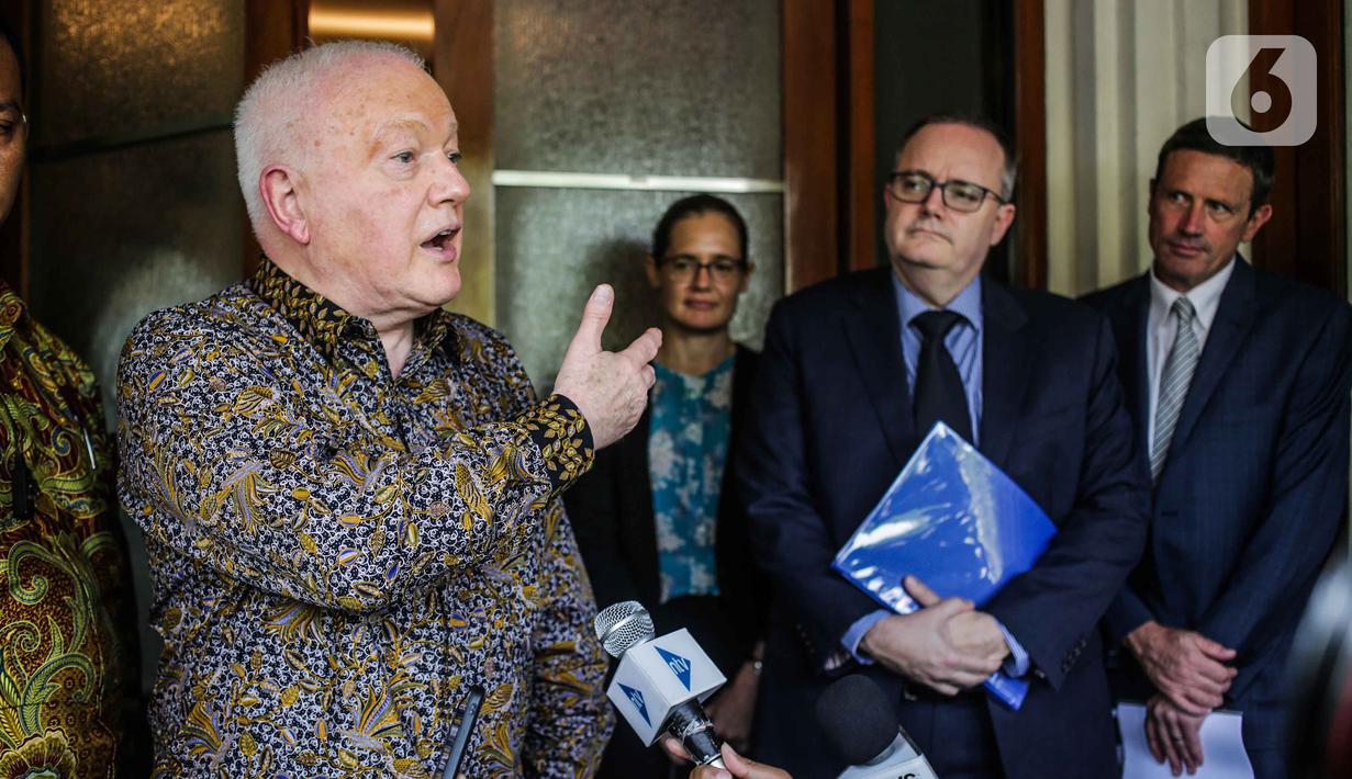 Dubes Australia untuk Indonesia, Gary Quinlan memberi keterangan usai pertemuan dengan Menko Polhukam Mahfud MD di Kemenko Polhukam, Jakarta, Selasa (29/10/2019). Pertemuan berlangsung tertutup serta membahas isu-isu terkini di bidang Politik, Hukum, dan Keamanan. (Liputan6.com/Faizal Fanani)