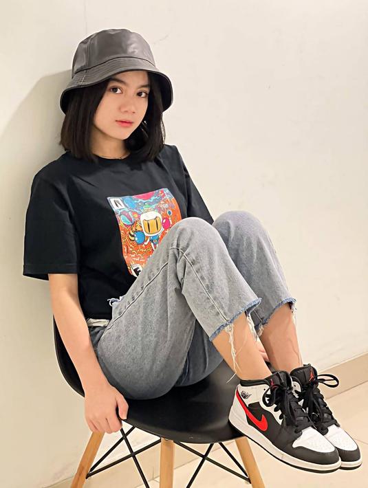 Dalam media sosial Instagram, tidak jarang berbagai penampilannya kerap menjadi perhatian para penggemar. Wanita yang memiliki gaya rambut pendek ini tidak jarang tampil imut dan menggemaskan.
 (Liputan6.com/IG/@ewkharis)