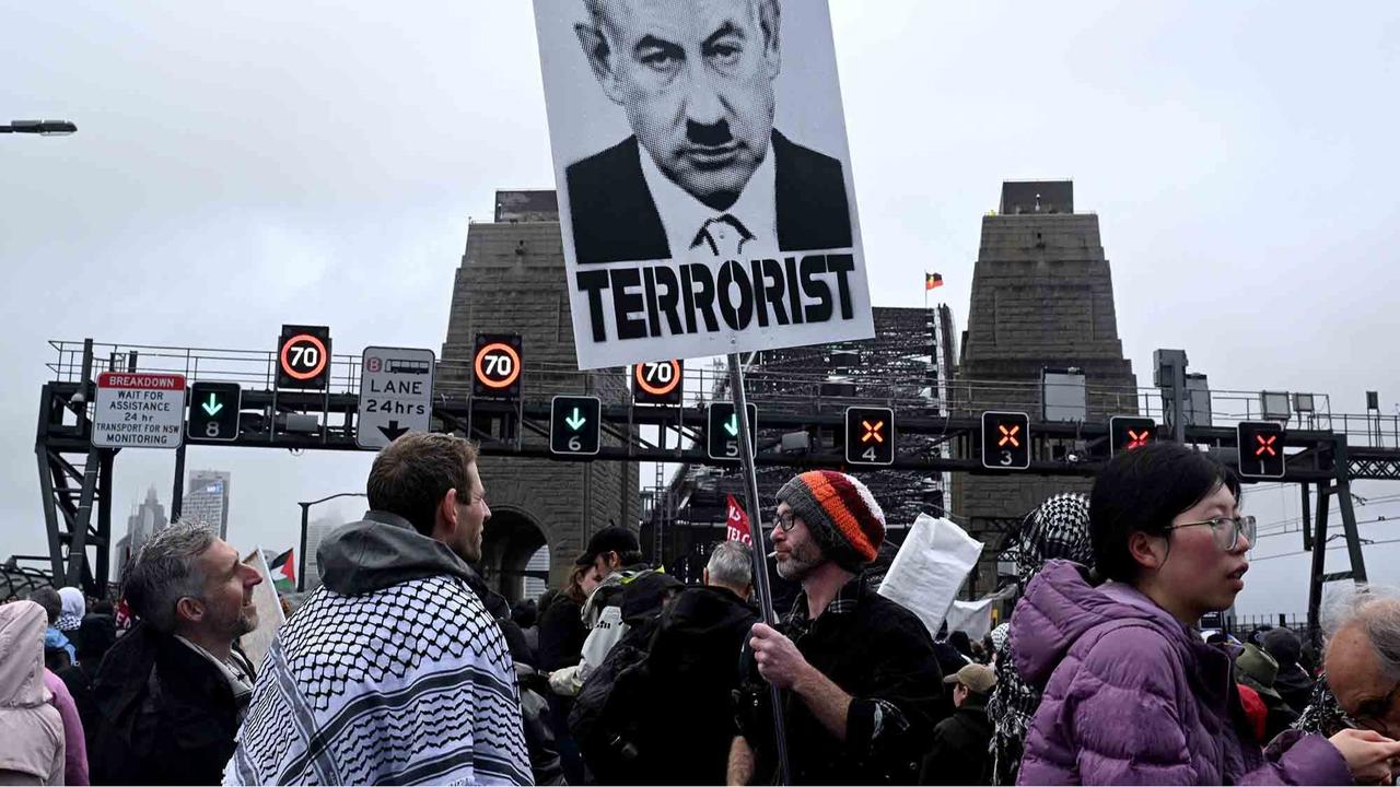 FOTO: Ribuan Warga Tumpah Ruah di Jembatan Sydney, Seruan Global untuk Gaza Menggema di Tengah Hujan