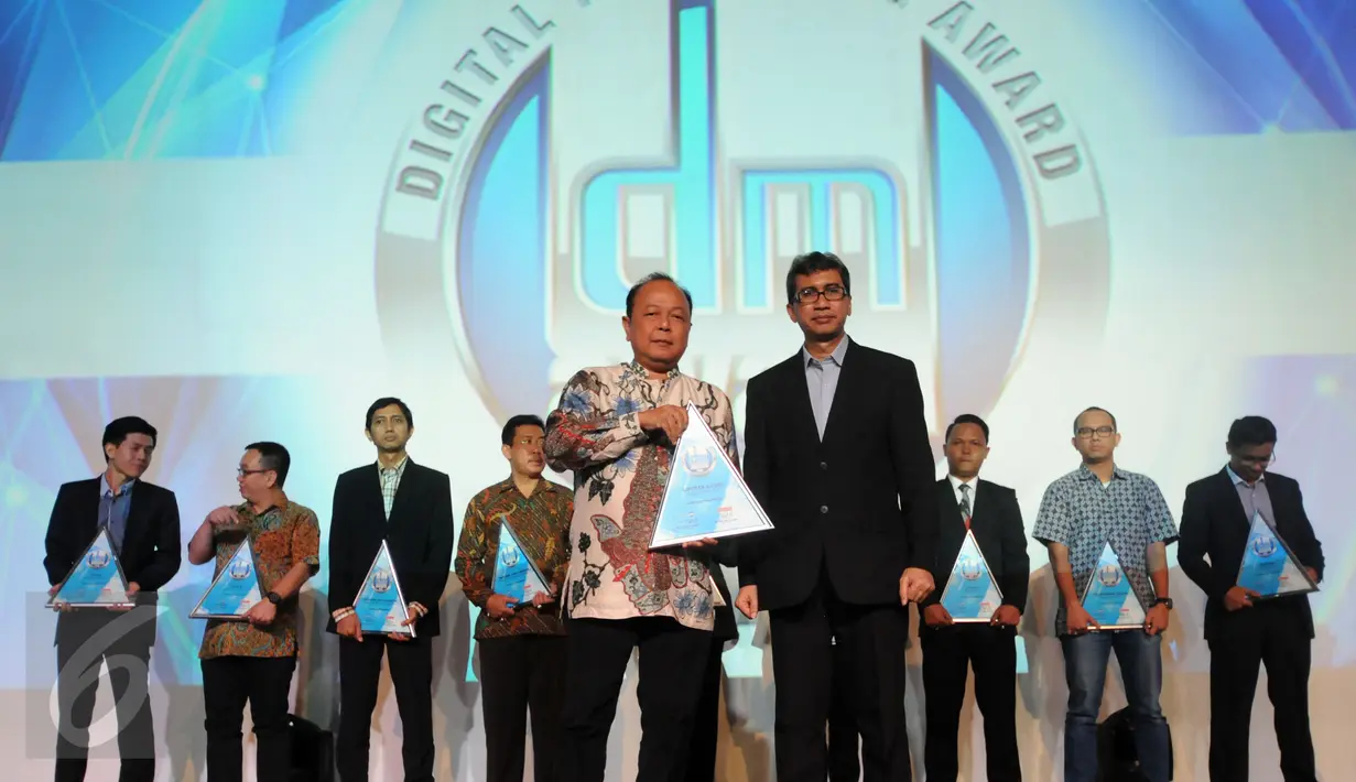 Pemimpin Redaksi Liputan6.com, Mohammad Teguh (kiri depan) menerima penghargaan Digital Marketing Award 2015 di Jakarta, Kamis (22/10/2015). Penghargaan didasarkan hasil riset dua lembaga, Media Wave dan Survey One. (Liputan6.com/Helmi Fithriansyah)