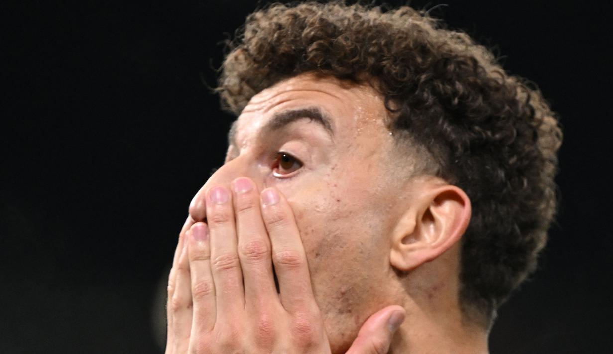 Ekspresi kecewa Striker FC Copenhagen, Jordan Larsson setelah eksekusi penaltinya dimentahkan kiper Manchester United, Andre Onana pada laga matchday ketiga Grup A Liga Champions 2023/2024 di Old Trafford Stadium, Rabu (25/10/2023) dini hari WIB. (AFP/Paul Ellis)