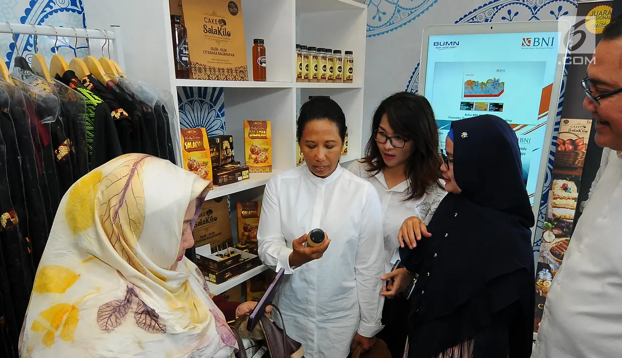 Menteri BUMN Rini M Soemarno melihat produk UMKM dari Rumah Kreatif BUMN (RKB) binaan BNI saat Launching Halal Park di Senayan Jakarta, Selasa (16/4). Presiden Joko Widodo (Jokowi) resmi membuka miniatur arena bertajuk Moslem District Destination tersebut. (Liputan6.com/Angga Yuniar)