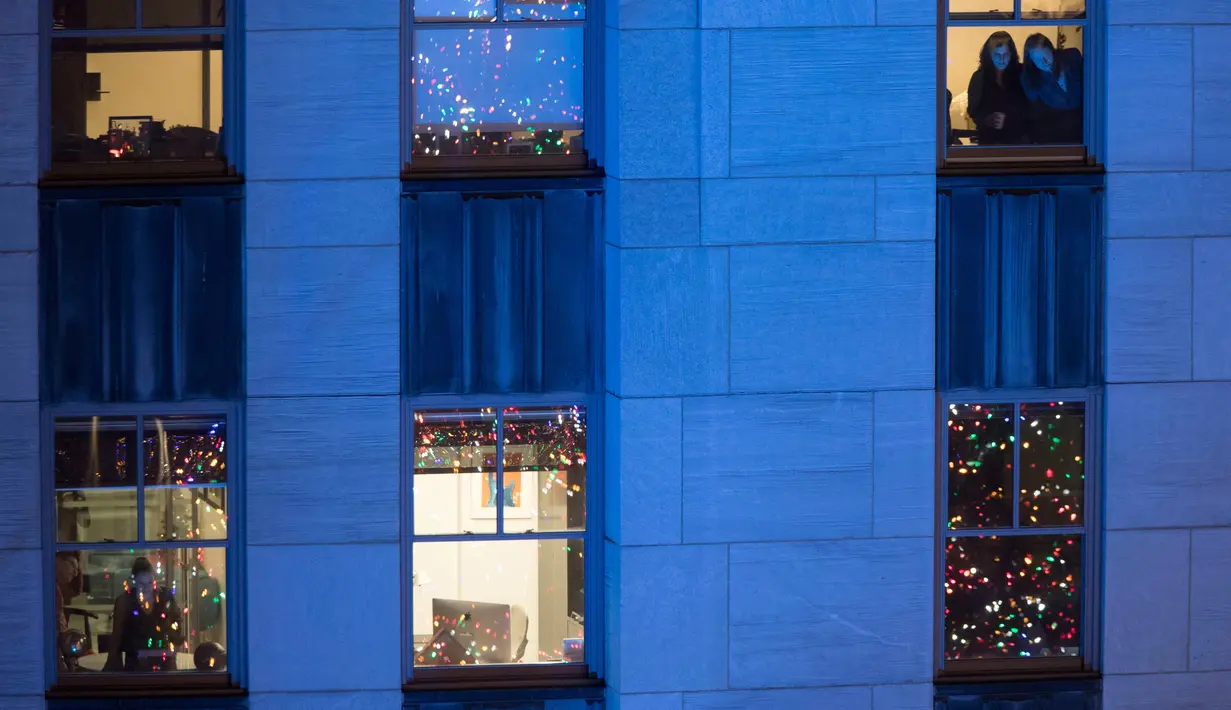 Warga menonton upacara tahunan ke-86 penyalaan pohon Natal Rockefeller Center di 50th Street, New York, AS, Rabu (28/11). Pertunjukan ini akan berlangsung hingga 7 Januari. (AP Photo/Mary Altaffer)