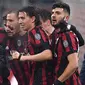 Pelatih AC Milan, Giancarlo Gonzalez bersama timnya merayakan kemenangan atas Bologna dalam lanjutan pekan ke-16 Liga Italia di Stadion San Siro, Senin (11/12) dini hari. AC Milan menang tipis 2-1 atas Bologna. (AFP PHOTO / MARCO BERTORELLO)