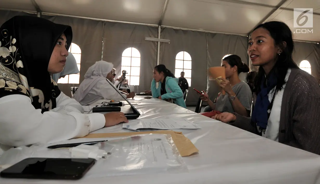 Warga mengurus surat pemindahan Tempat Pemungutan Suara (TPS) atau formulis A5 di Kantor KPUD Jakarta Pusat, Jakarta, Senin (8/4). Pemindahan TPS memiliki  syarat tertentu antara lain sakit, tertimpa bencana alam, tahanan, dan penugasan saat hari pencoblosan. (merdeka.com/Iqbal S. Nugroho)