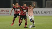 Pemain Bali United, Brwa Nouri (tengah) berebut bola dengan pemain Persik Kediri Ahmad Agung Setia Budi dalam laga pembukaan BRI Liga 1 2021/2022 di Stadion Utama Gelora Bung Karno, Jumat (27/8/2021). Bali United menang 1-0. (Foto: Bola.com/Ikhwan Yanuar)