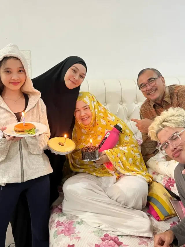 Potret ibu Zaskia Adya Mecca mendapat kejutan ulang tahun (Sumber: Instagram/zaskiadyamecca)