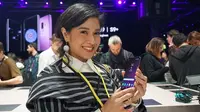 Dian Sastrowardoyo bersama Galaxy S9 saat dijumpai di event Unpacked di Barcelona, Spanyol. Liputan6.com/Agustin Setyo Wardani