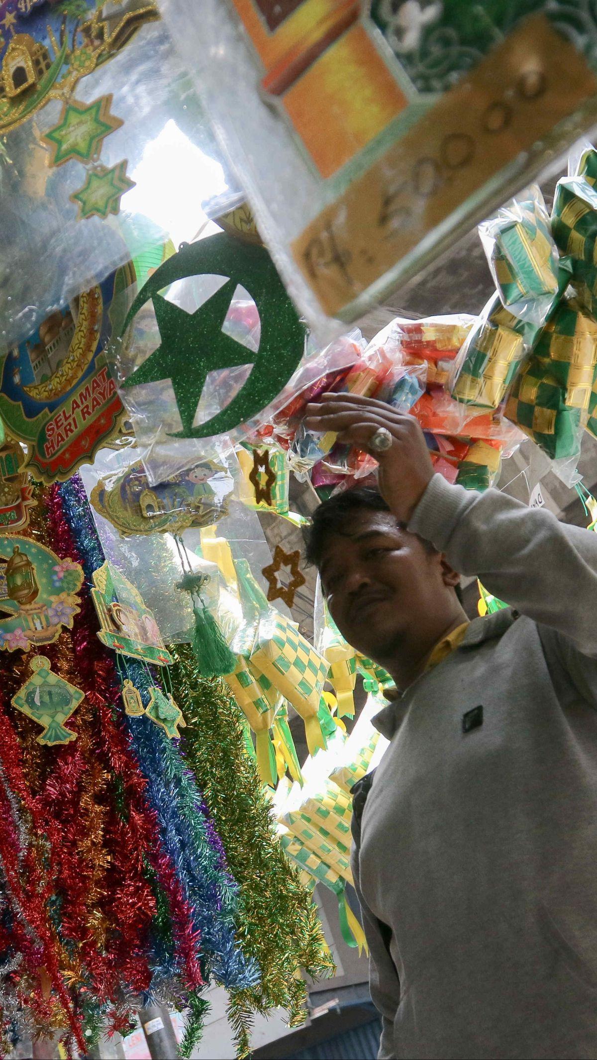 Ragam jenis ornamen bernuansa Islami diminati warga. Liputan6.com/Herman Zakharia