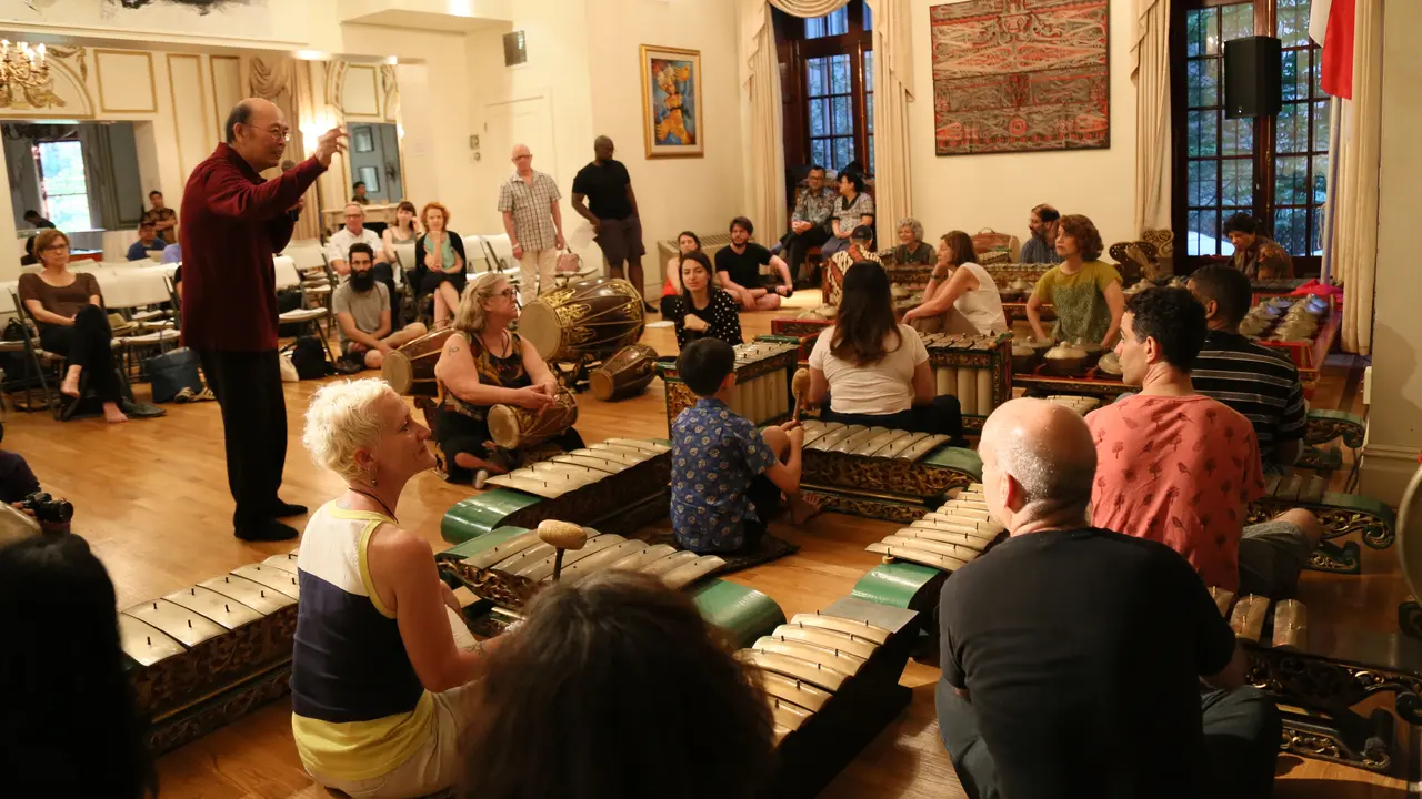 Suasana Workshop Gamelan Jawa yang sebagian besar diikuti oleh pecinta musik tradisional New York (kemlu.go.id)