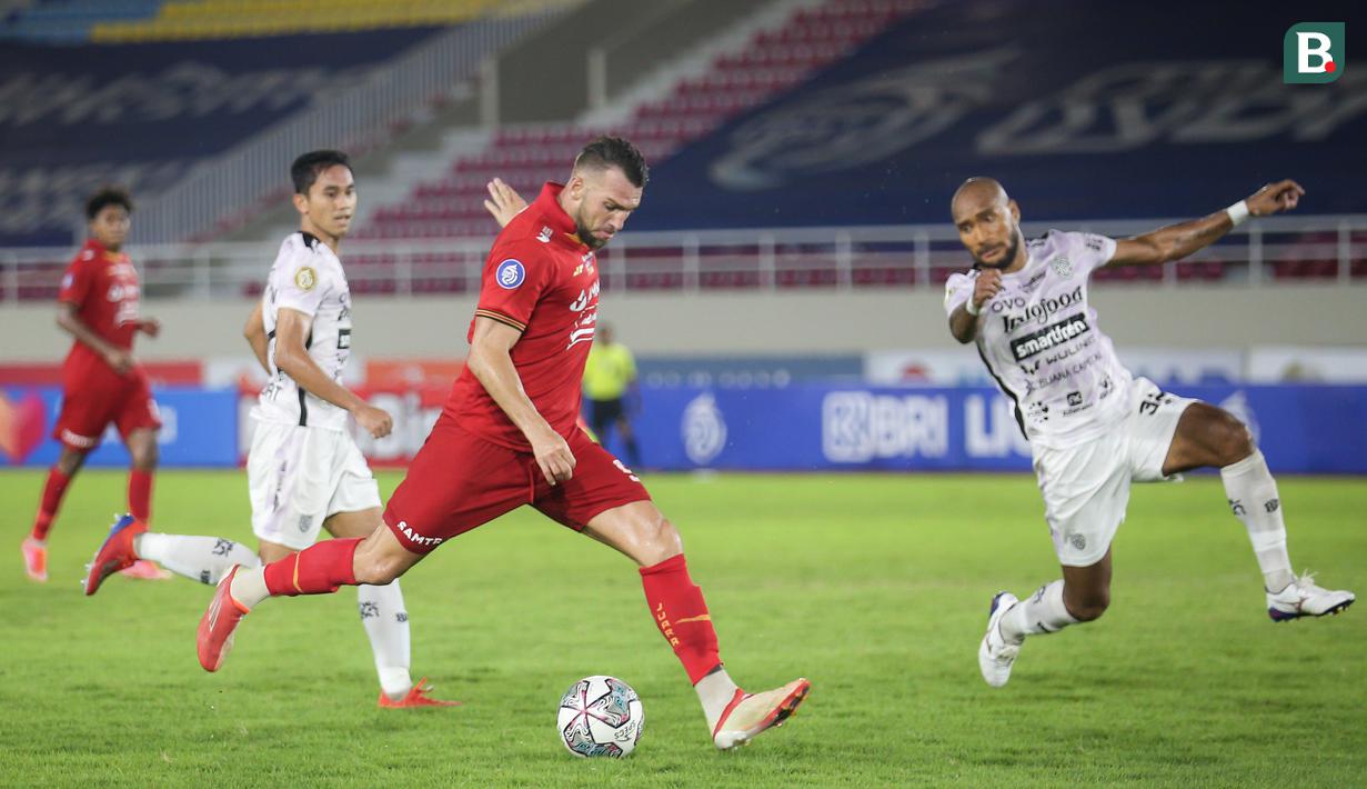 Peluang emas Persija kemudian tercipta pada menit ke-55 lewat tendangan Marko Simic. Sayang, tendangannya masih mampu diblok oleh bek Leonard Tupamahu. (Bola.com/Bagaskara Lazuardi)