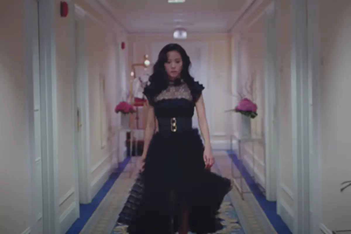 Busana Jisoo BLACKPINK di Solo Terbarunya Flower Bertabur Desainer Ternama Dunia