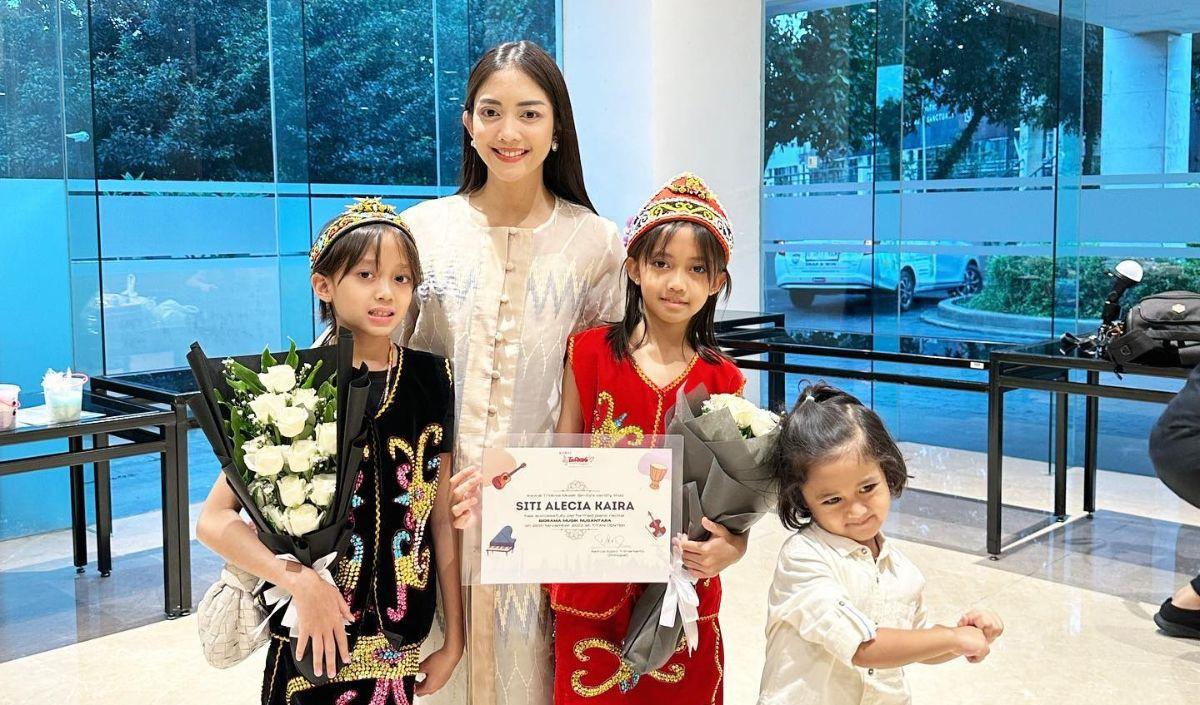 Penampilan Ririn Dwi Ariyanti mencuri perhatian. Sosok ibu dari tiga anak ini dipuji cantik dan awet muda.&nbsp;