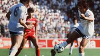 Legenda tim nasional Prancis, Michel Platini (kanan) tampil gemilang sepanjang pagelaran Piala Eropa 1980 di Prancis. (UEFA)
