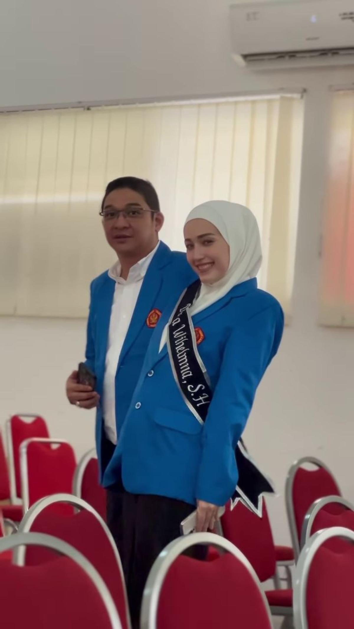 Adelia lulus dengan IPK 3,45.