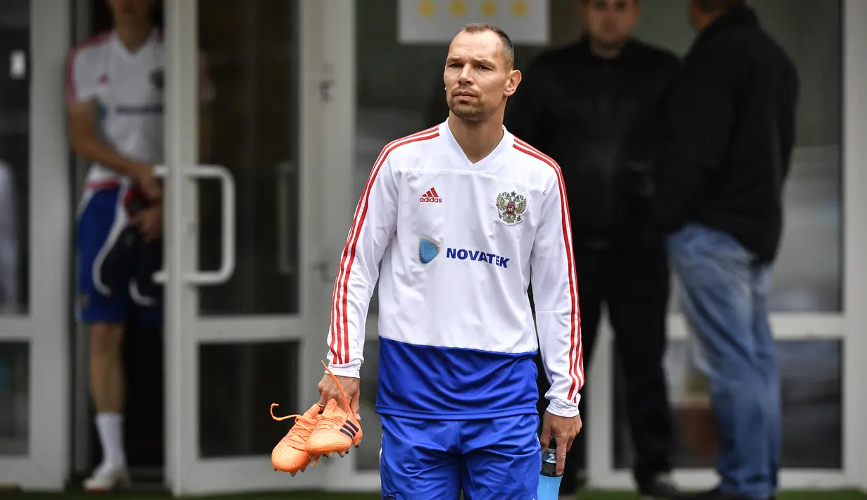 Bek Rusia Sergey Ignashevich bersiap berlatih di Novogorsk, Moskow (8/6). Bek yang akan berusia 39 tahun bulan depan ini baru saja kembali dari masa pensiunnya di tim nasional Rusia.  (AFP Photo/Alexander Nemenov)