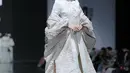 Yasinta Aurellia tampil glamor bak princess dengan gaun putih embroidery. Kesan megah semakin terlihat dengan outfit full bordir yang menawan [@officialputeriindonesia]